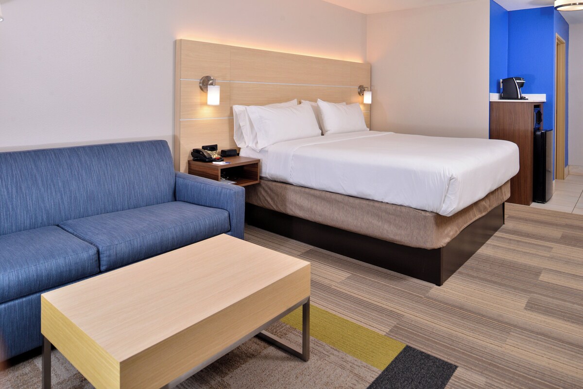 Habitación estándar, 1 cama King size | Camas con pillow-top, escritorio y espacio para trabajar con laptop 