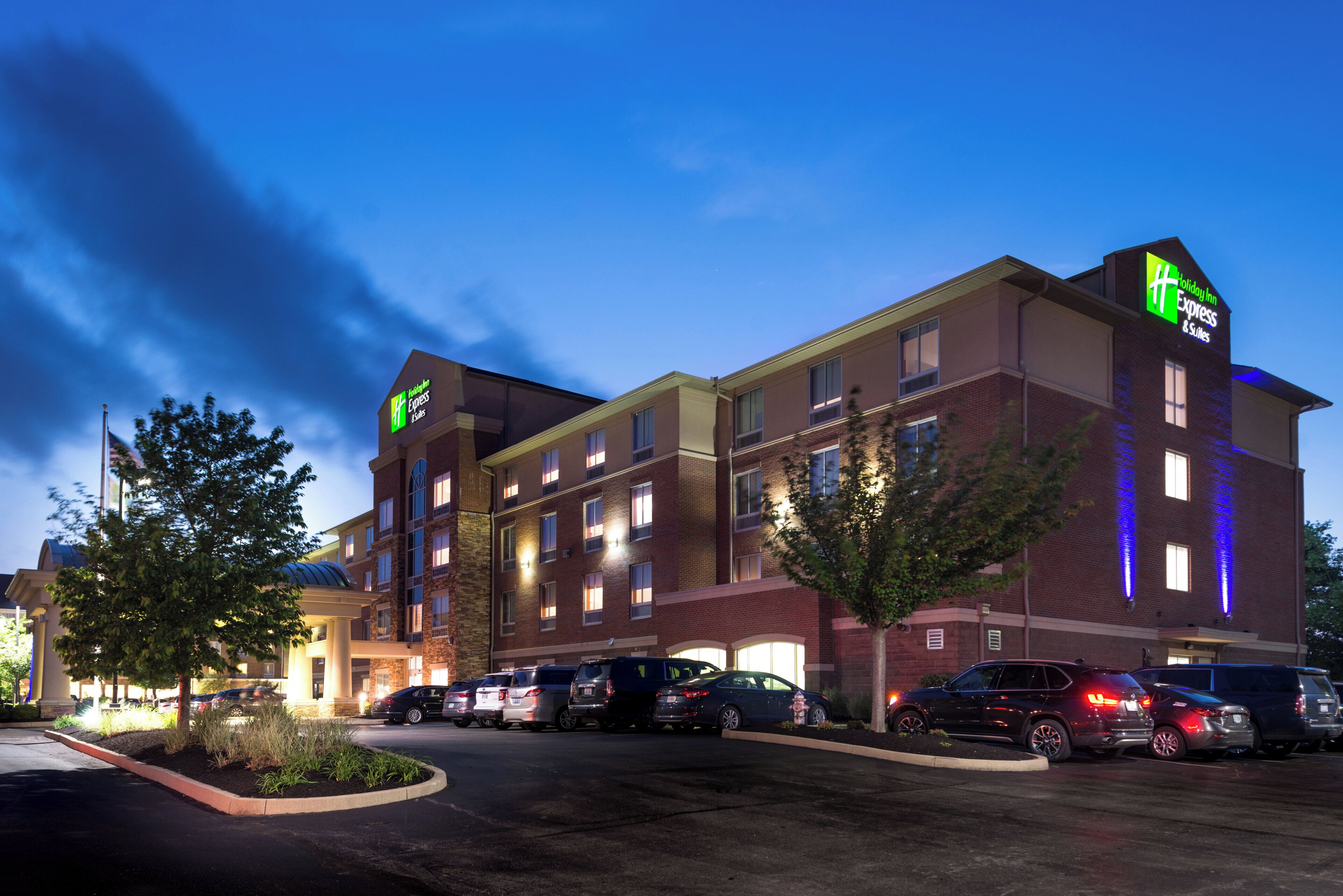 Un hôtel Holiday Inn Express doté de nombreux espaces de stationnement et d’une façade en briques.
