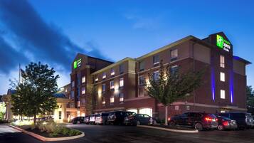 Un hôtel Holiday Inn Express doté de nombreux espaces de stationnement et d’une façade en briques.