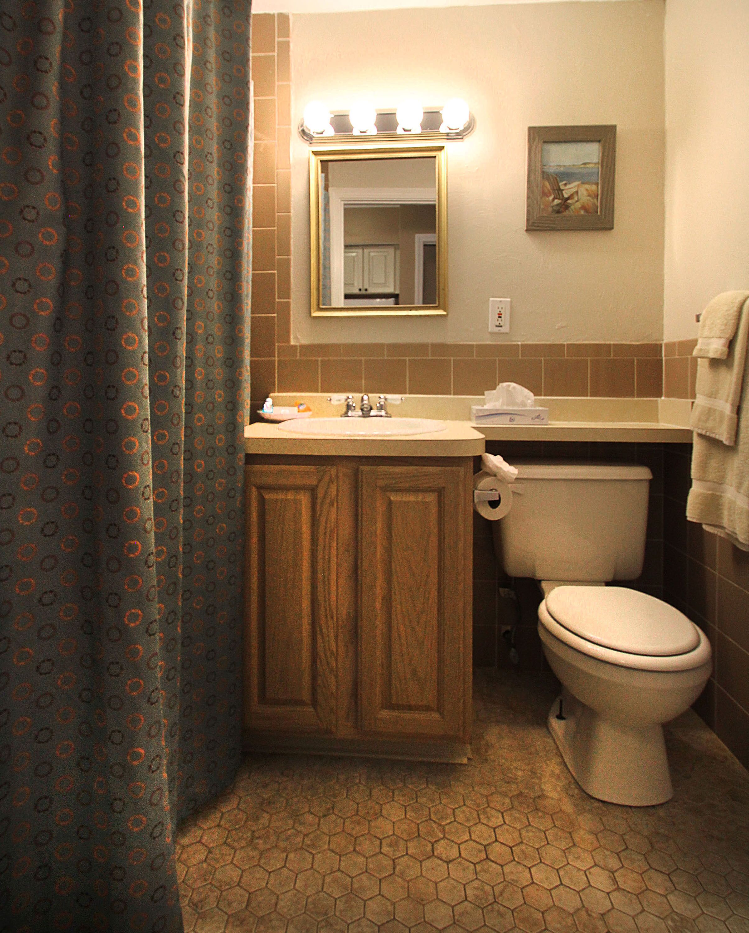 studio, 2 double beds | bathroom | combined shower/bathtub, free toiletries, hair dryer, towels