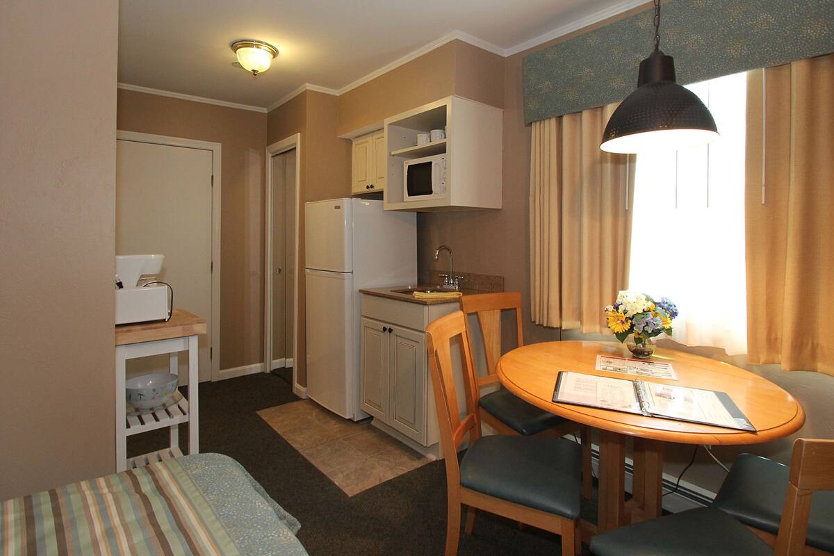 studio, 2 double beds | in-room dining