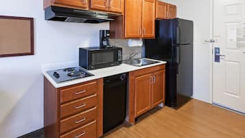 Réfrigérateur, four à micro-ondes, surface de cuisson, lave-vaisselle