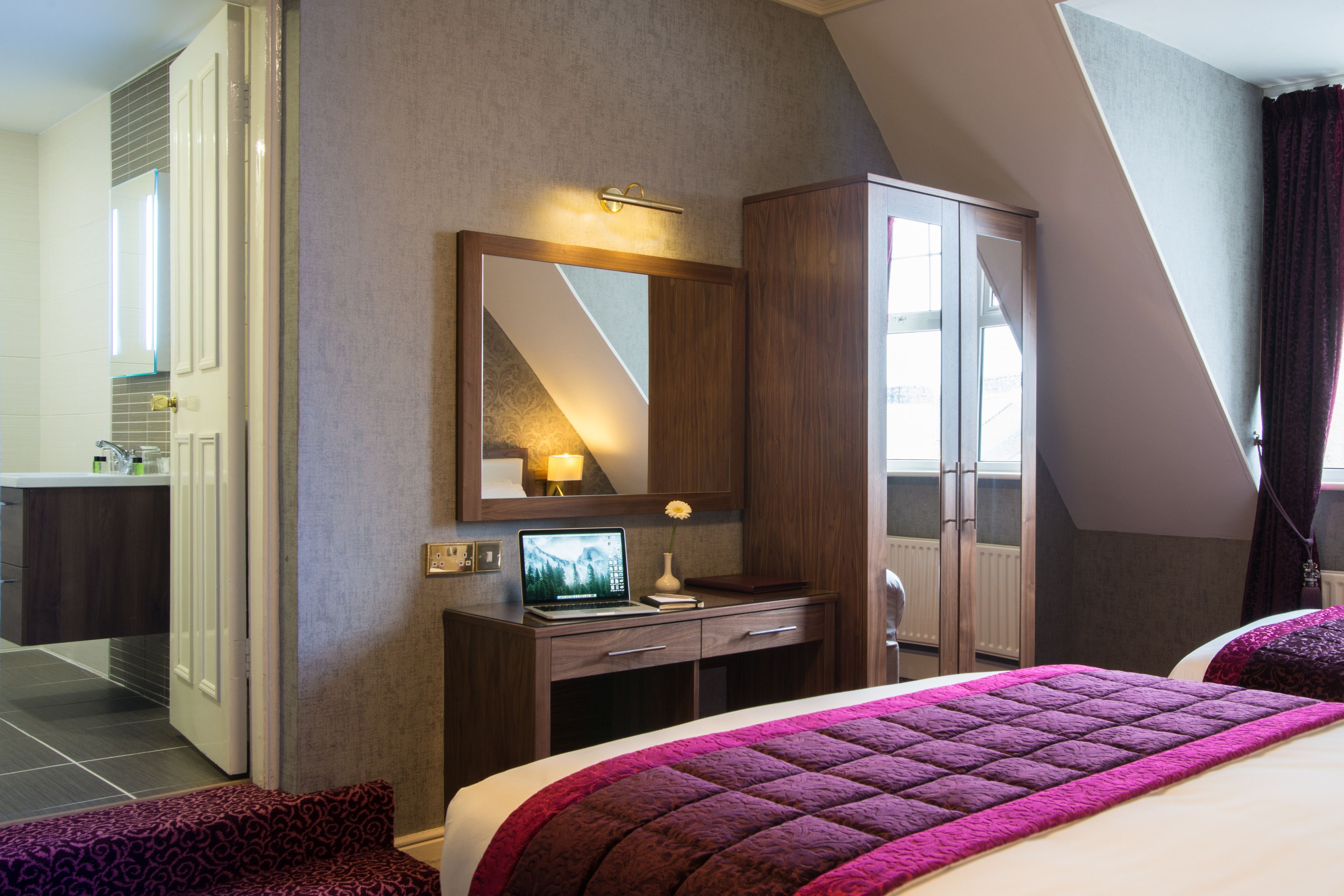 desk, iron/ironing board, free wifi