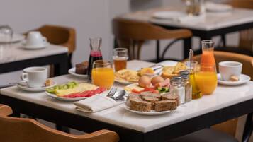 Desayuno buffet diario (EUR 15 por persona)
