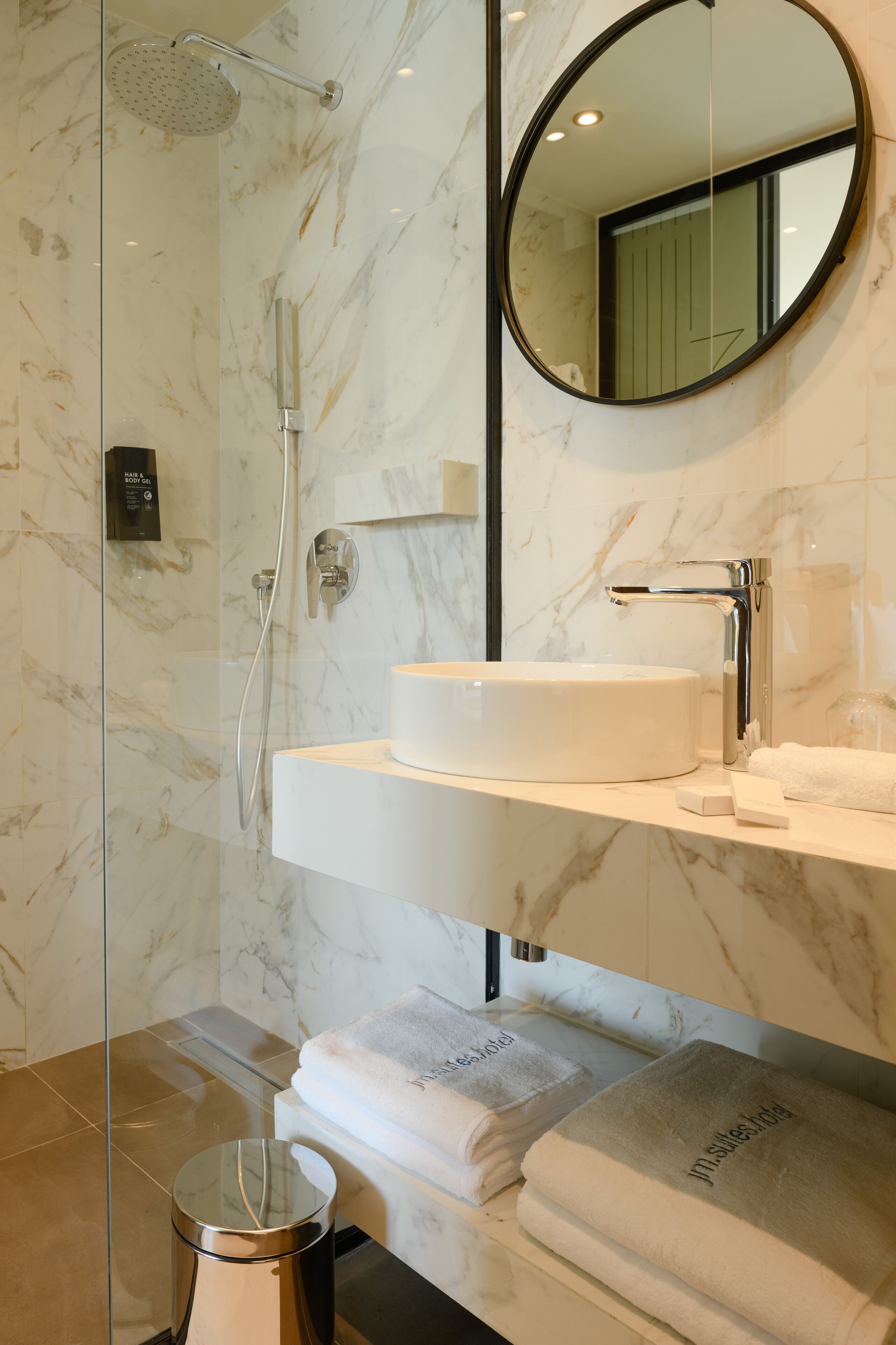 Regadera, regadera tipo lluvia, amenidades de baño de diseñador 