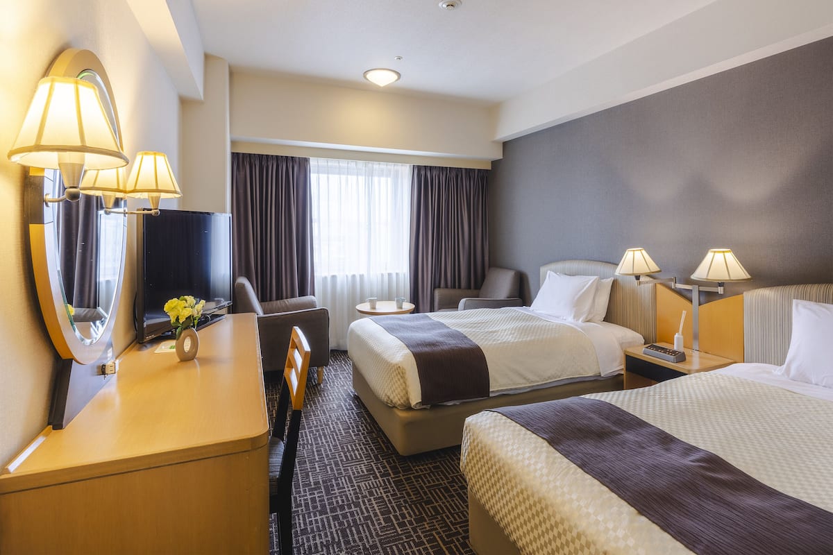 Premium bedding, down duvets, desk, blackout curtains