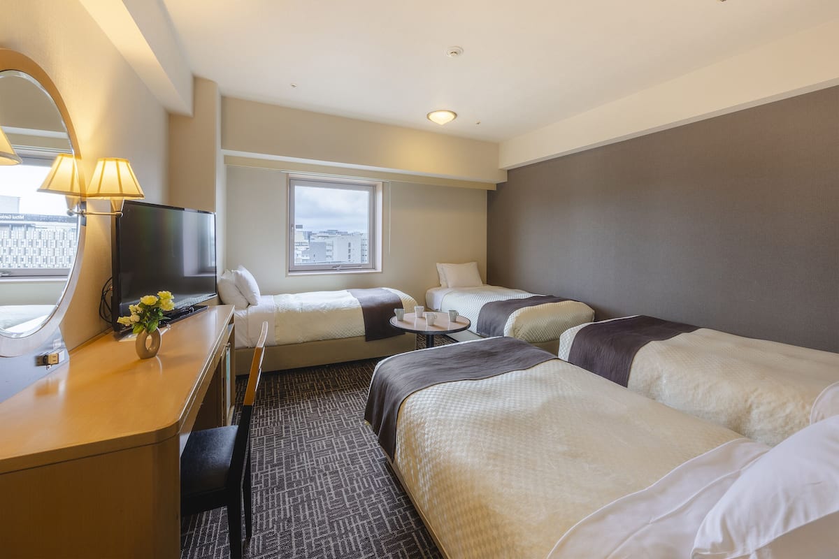 Premium bedding, down duvets, desk, blackout curtains