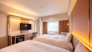 A hotel room with two beds, a TV, a desk, and a small table. - Canal City Fukuoka Washington Hotel (Fukuoka)