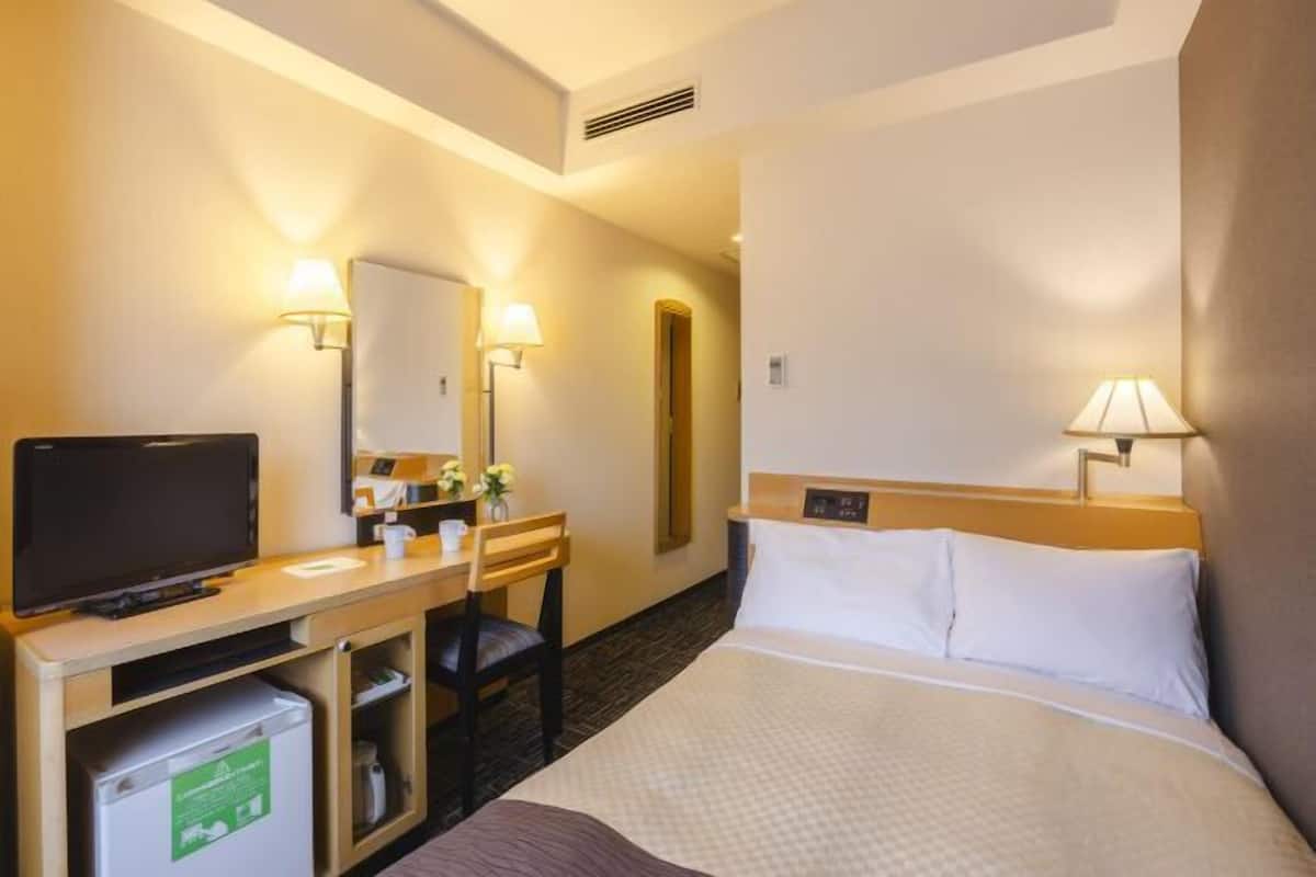 Premium bedding, down duvets, desk, blackout curtains