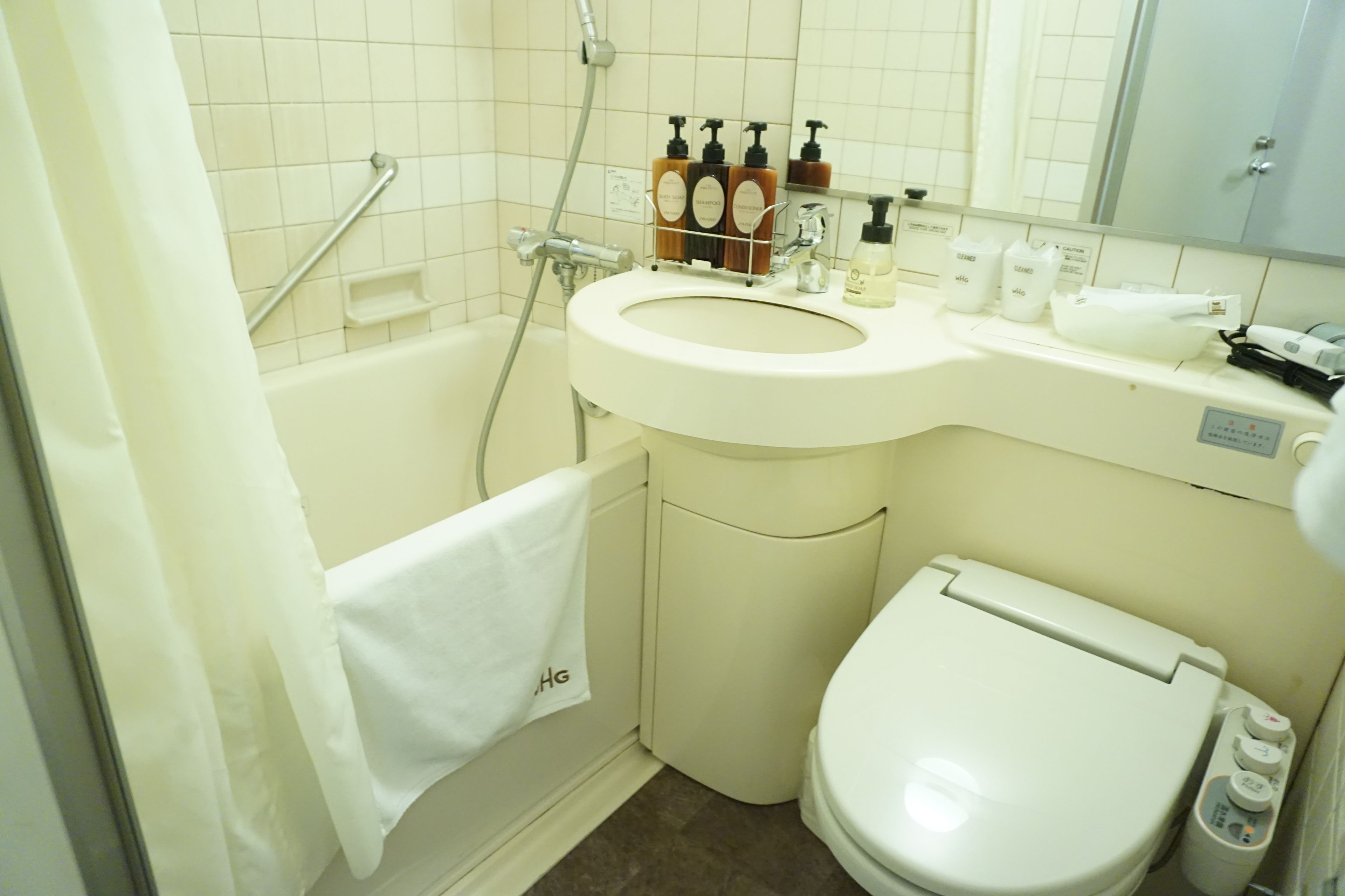 combined shower/bathtub, free toiletries, hair dryer, slippers