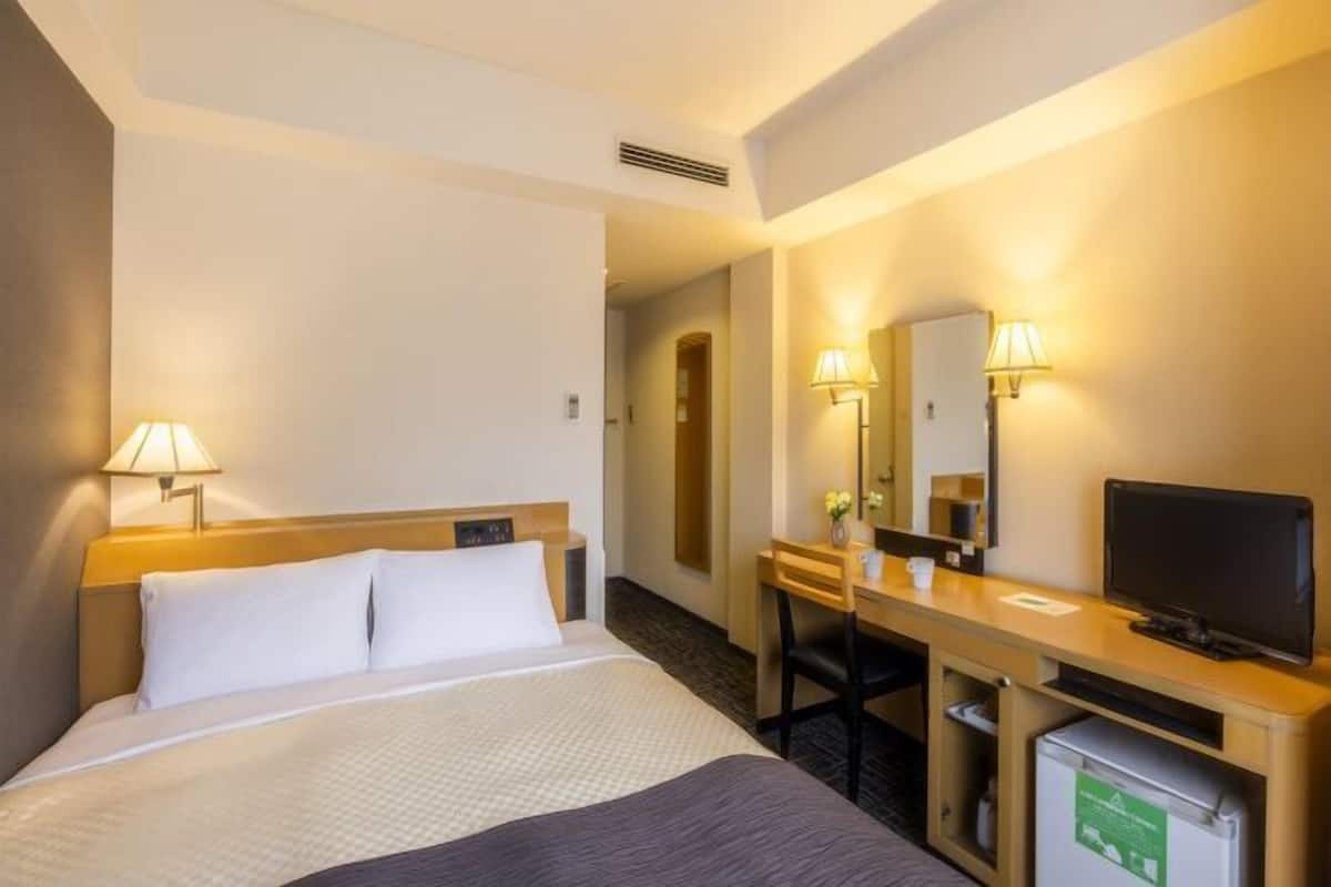 Premium bedding, down duvets, desk, blackout curtains