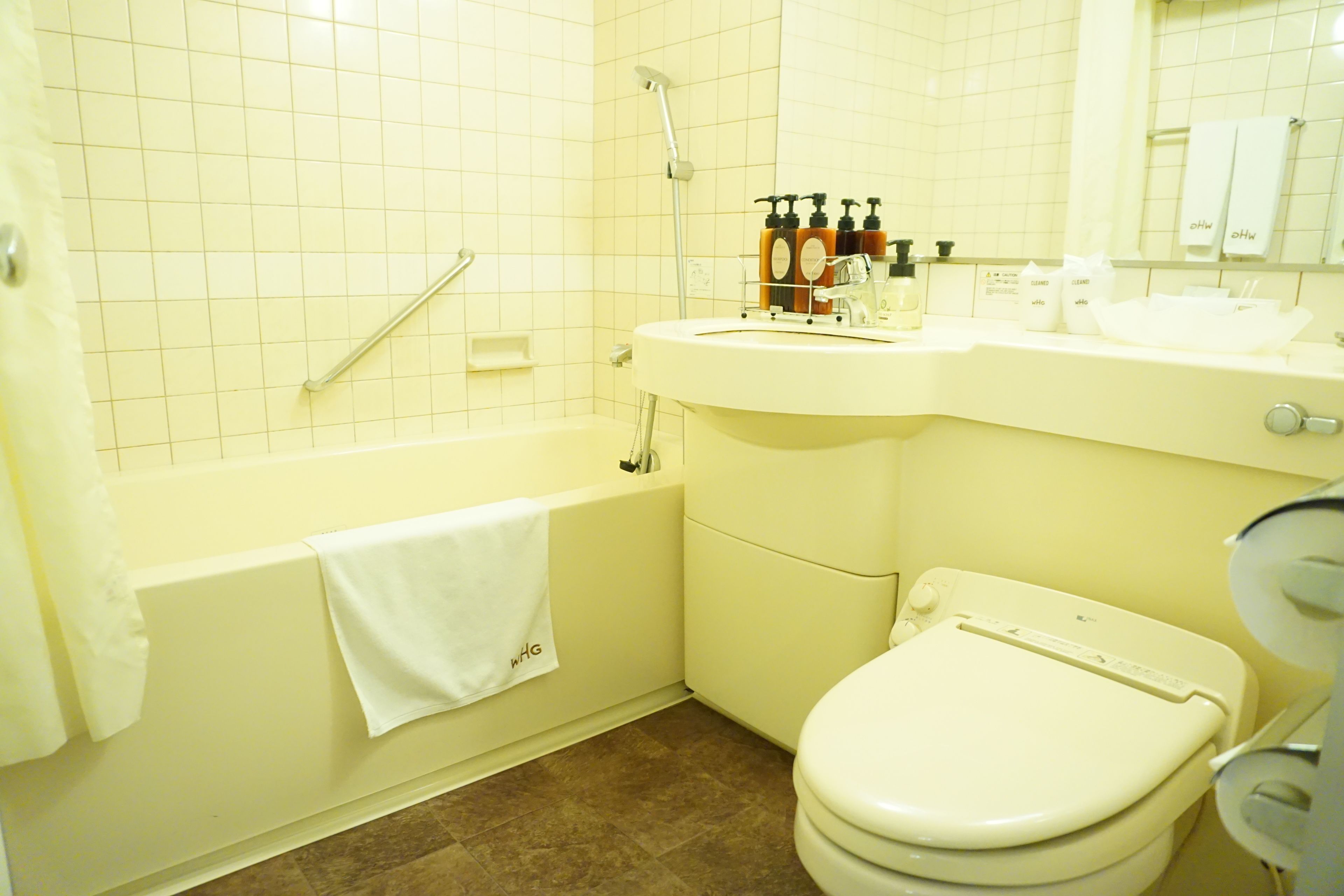 combined shower/bathtub, free toiletries, hair dryer, slippers
