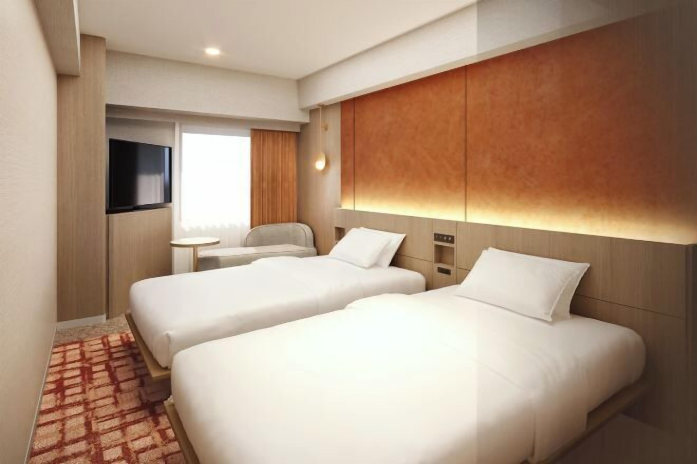 Luxe beddengoed, donsdekens, een bureau, verduisterende gordijnen