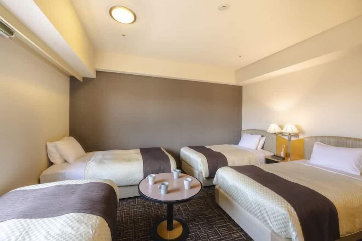 Premium bedding, down duvets, desk, blackout curtains