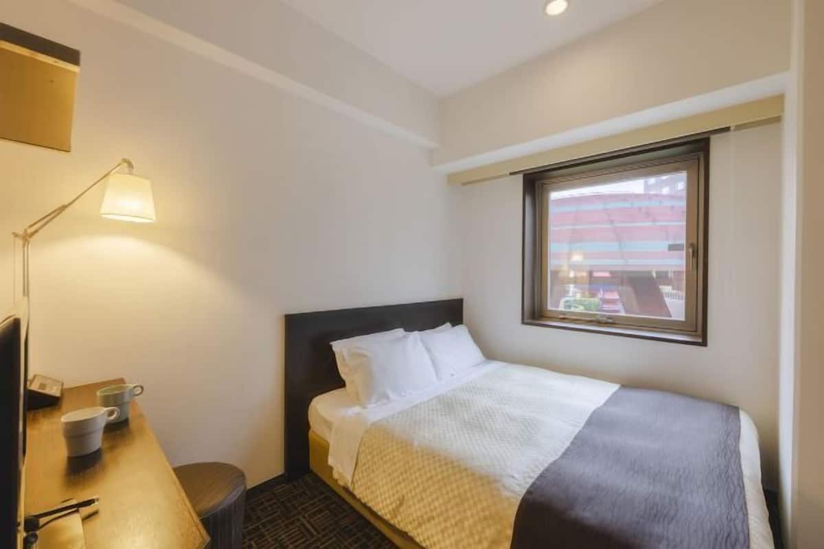 Premium bedding, down duvets, desk, blackout curtains