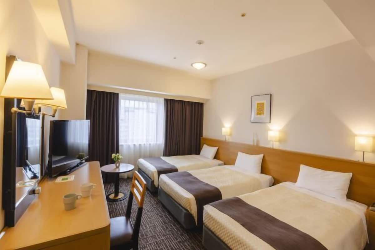 Premium bedding, down duvets, desk, blackout curtains