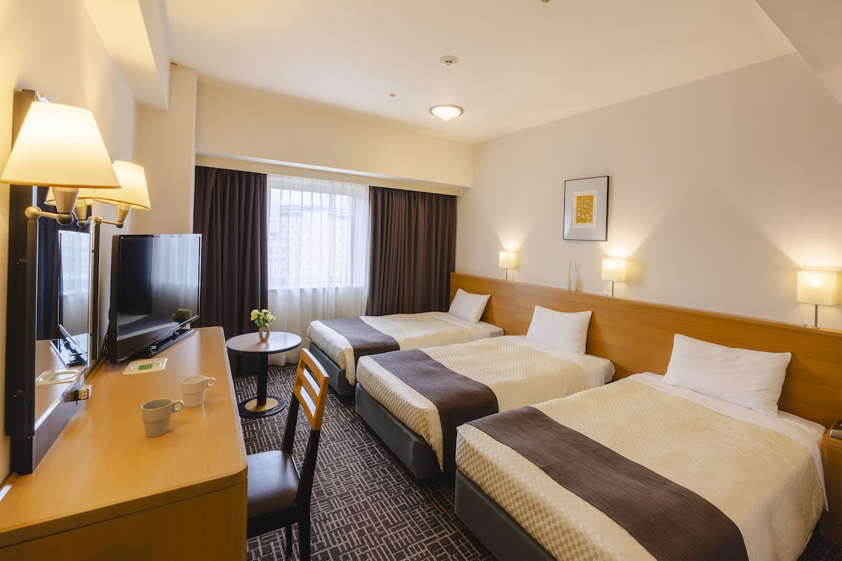 Premium bedding, down duvets, desk, blackout curtains