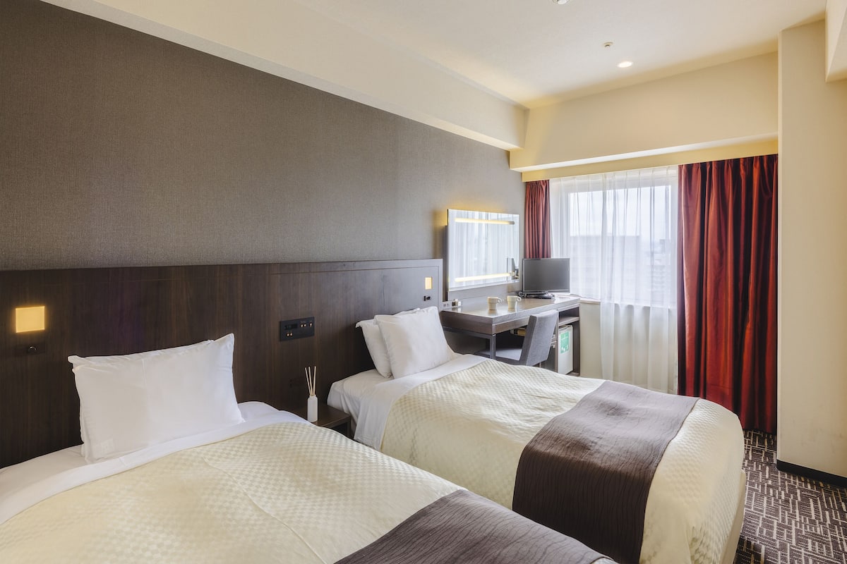 Premium bedding, down duvets, desk, blackout curtains