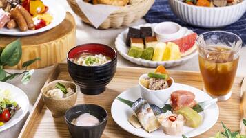 Daily buffet breakfast (JPY 2420 per person)