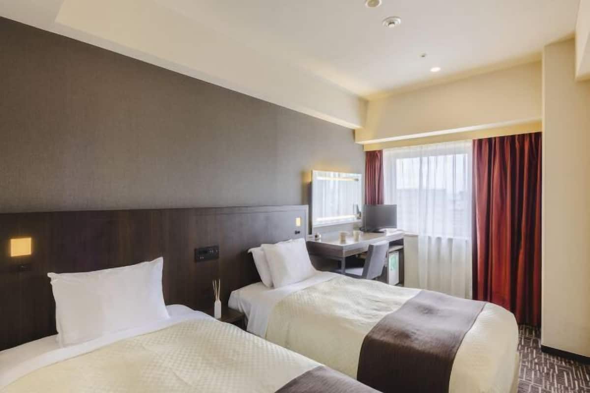 Premium bedding, down duvets, desk, blackout curtains