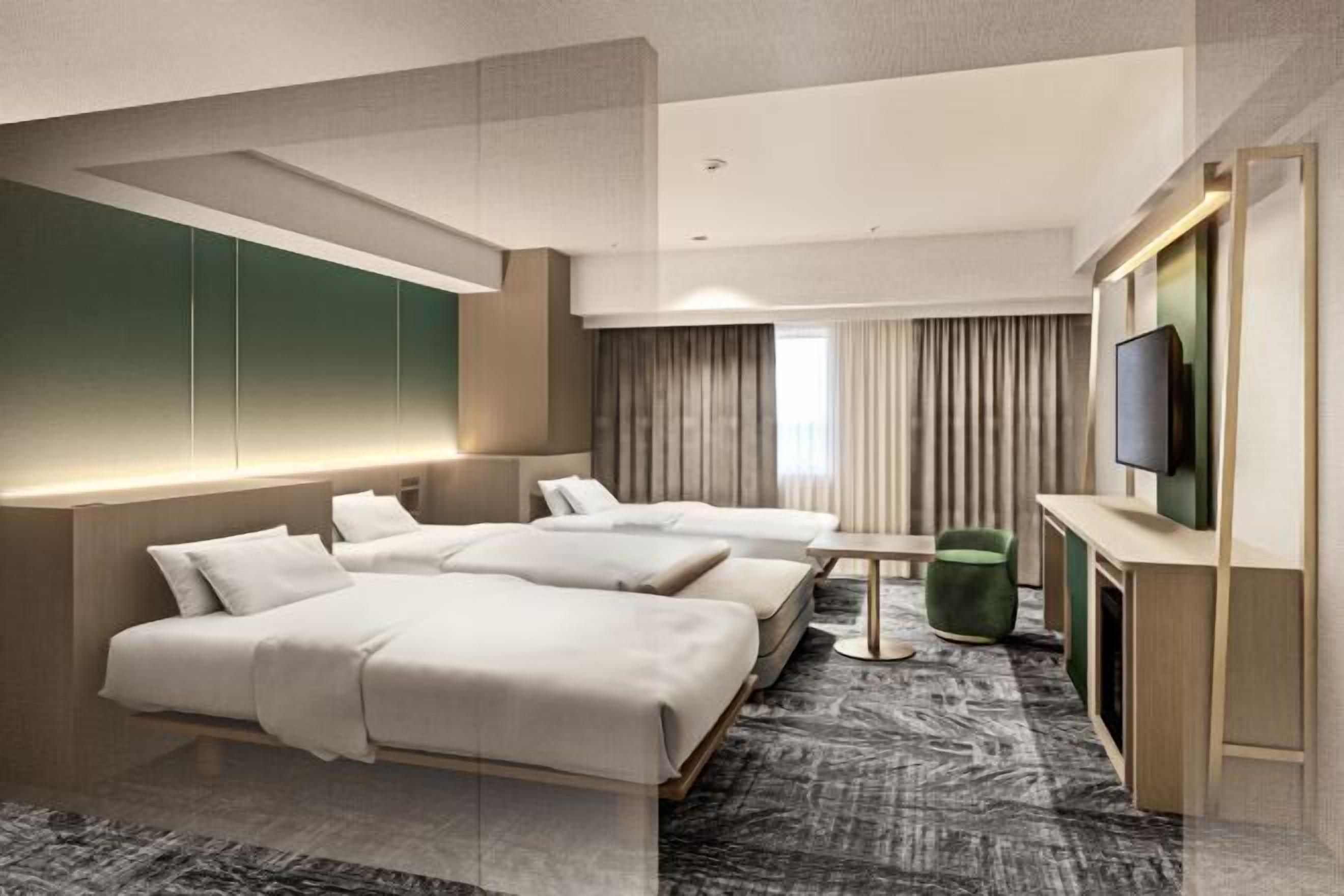 Luxe beddengoed, donsdekens, een bureau, verduisterende gordijnen