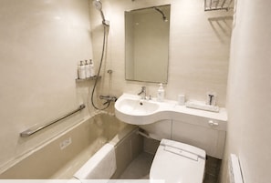 Duschwanne, kostenlose Toilettenartikel, Haartrockner, Hausschuhe