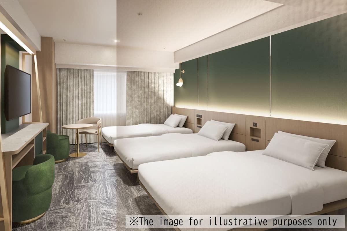 标准三人房, 无烟房 | 高档床上用品、羽绒被、办公桌、遮光窗帘