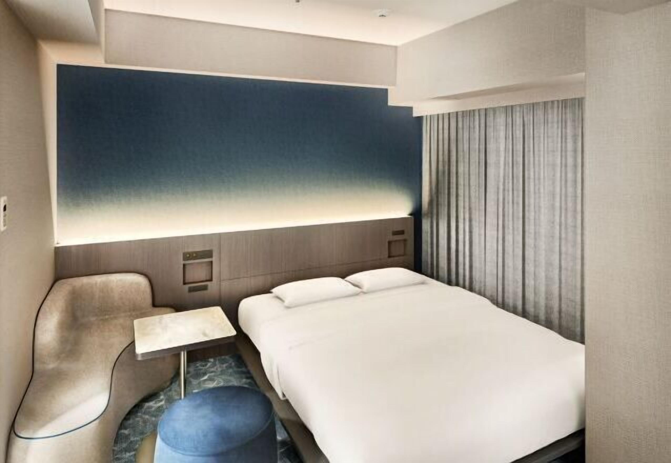 Luxe beddengoed, donsdekens, een bureau, verduisterende gordijnen