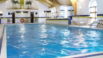 Indoor pool, sun loungers