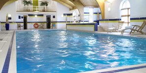 Piscine couverte, chaises longues