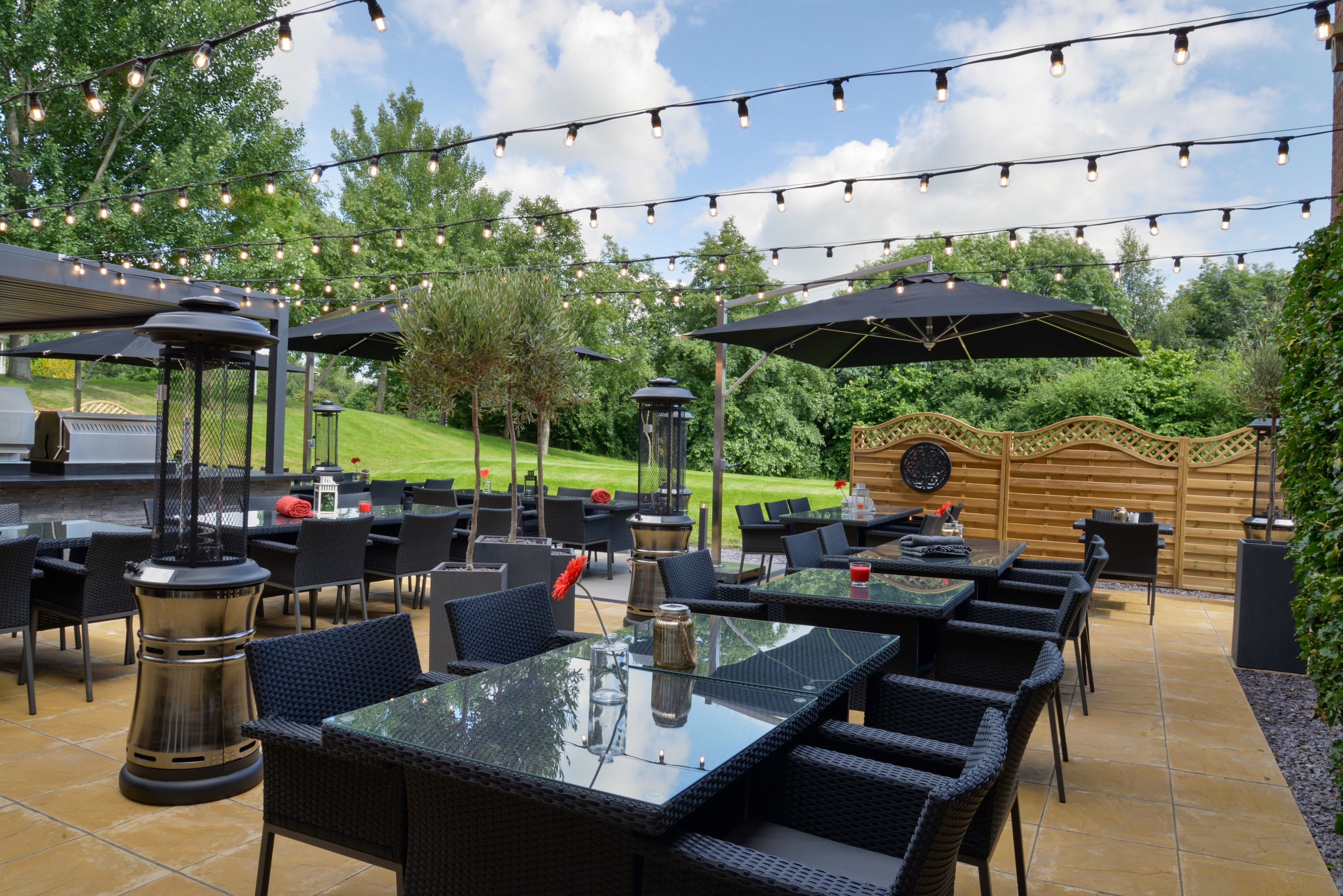 บริการอาหารกลางวันและอาหารเย็น