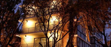 Bagian depan properti - sore/malam