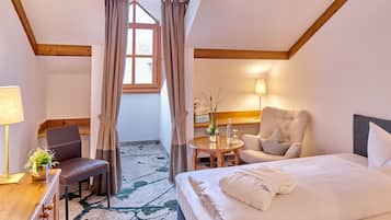 Single Room | Minibar, in-room safe, desk, rollaway beds