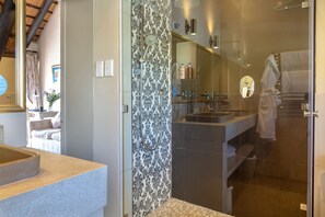 Superior Double Room, 1 King Bed, Balcony, Mountain View | Bathroom