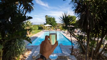 2 piscinas al aire libre, sombrillas, sillones reclinables de piscina
