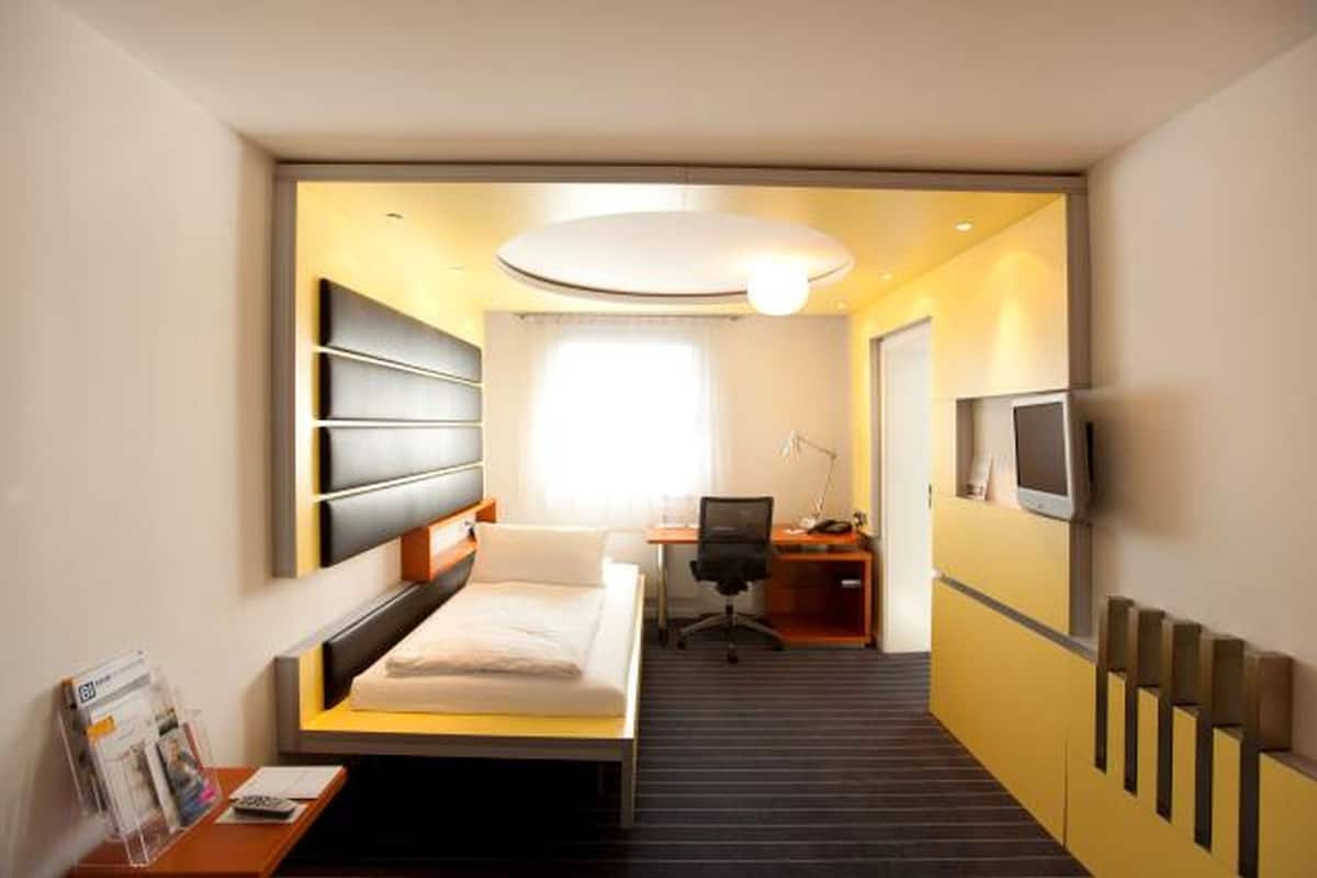 economy single room | 1 bedroom, hypo-allergenic bedding, minibar, in-room safe