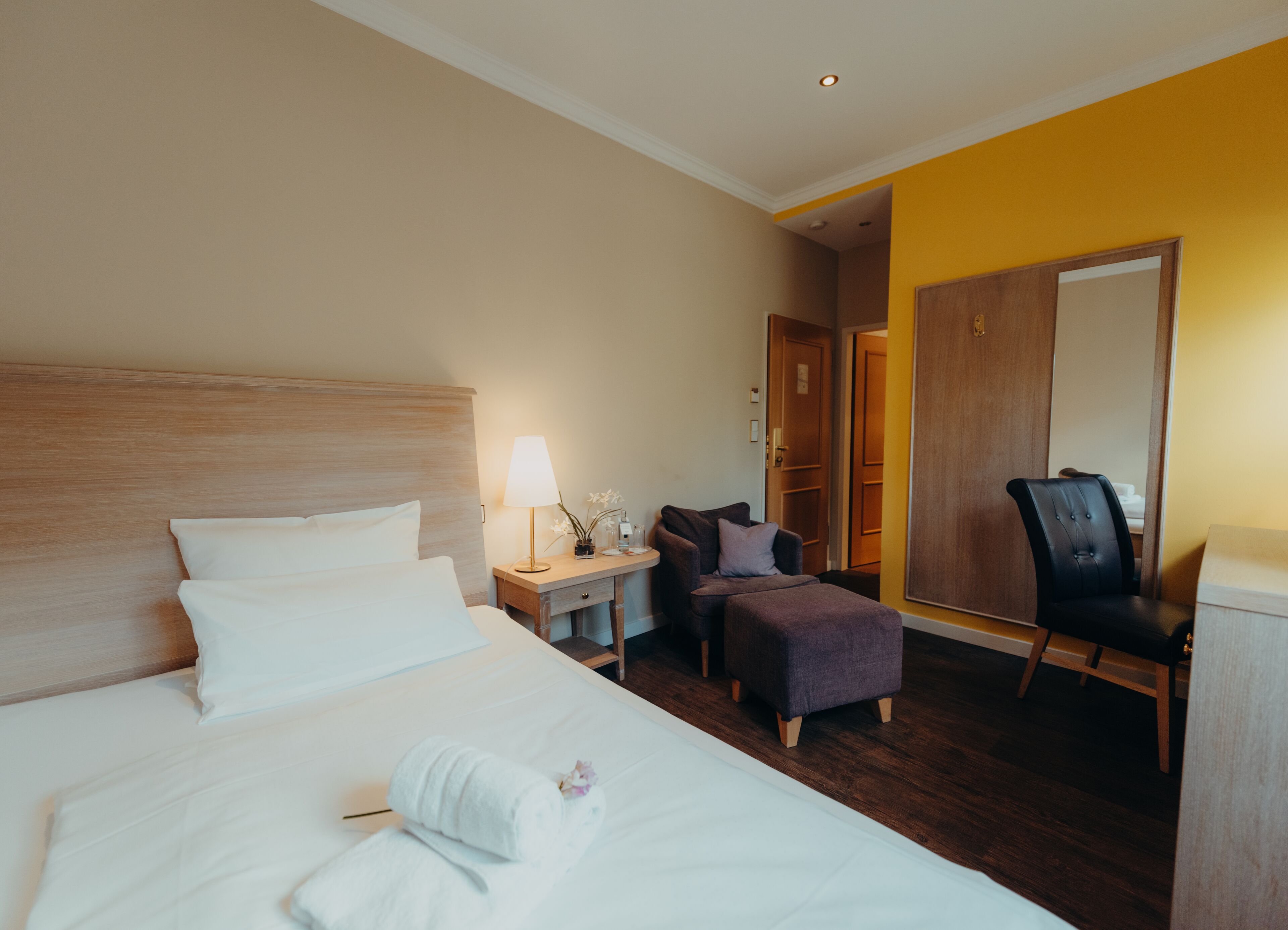 classic single room | premium bedding, down duvets, pillow-top beds, minibar