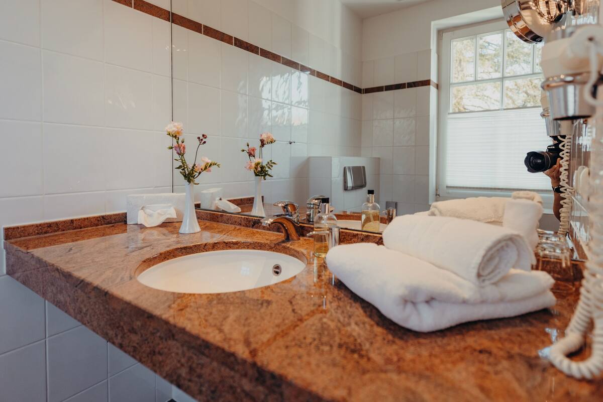 classic double room | bathroom | shower, free toiletries, hair dryer, towels