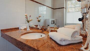 Classic-Doppelzimmer | Badezimmer | Dusche, kostenlose Toilettenartikel, Haartrockner, Handtücher