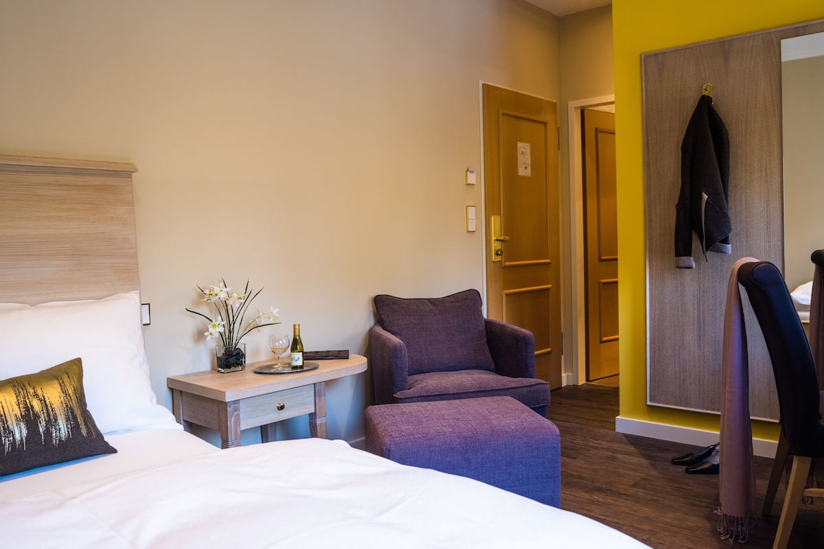 classic single room | premium bedding, down duvets, pillow-top beds, minibar