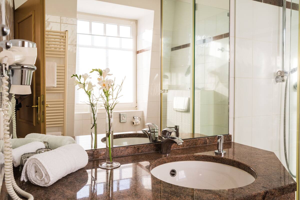 classic single room | bathroom sink