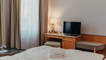 Classic-Doppelzimmer | Hochwertige Bettwaren, Daunenbettdecken, Pillowtop-Betten, Minibar