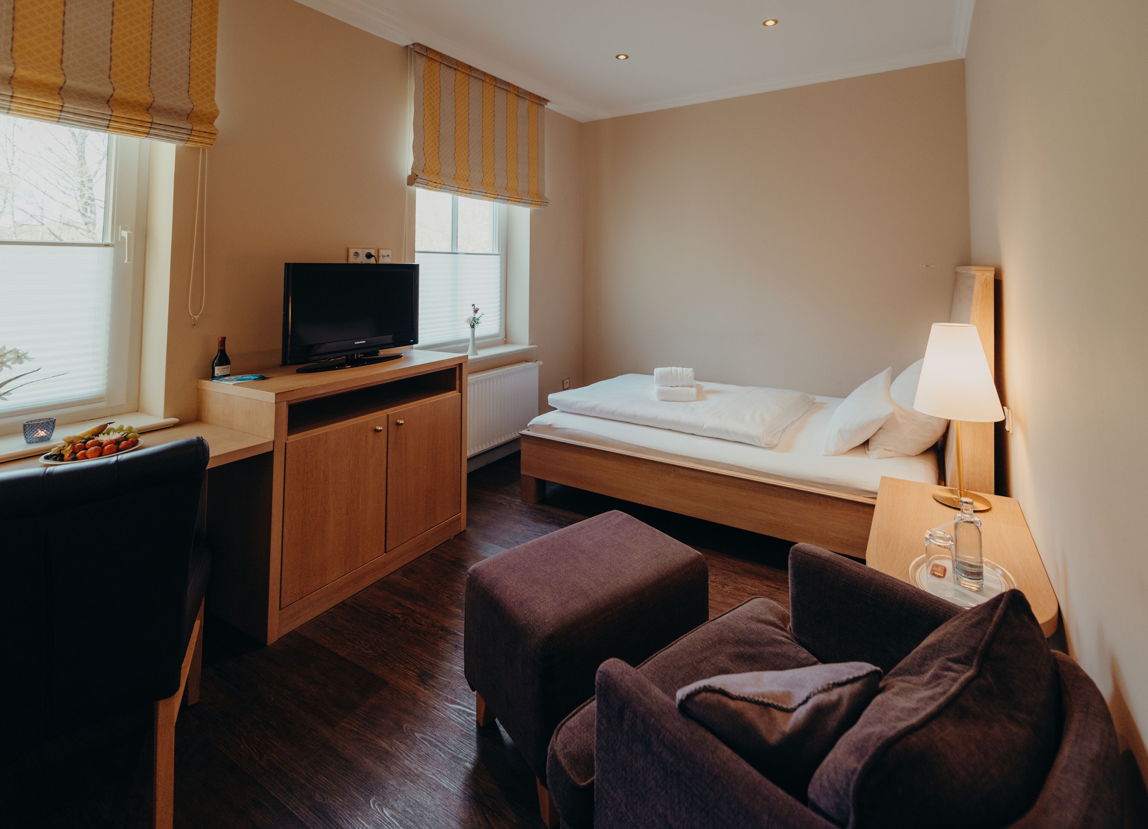 classic single room | premium bedding, down duvets, pillow-top beds, minibar