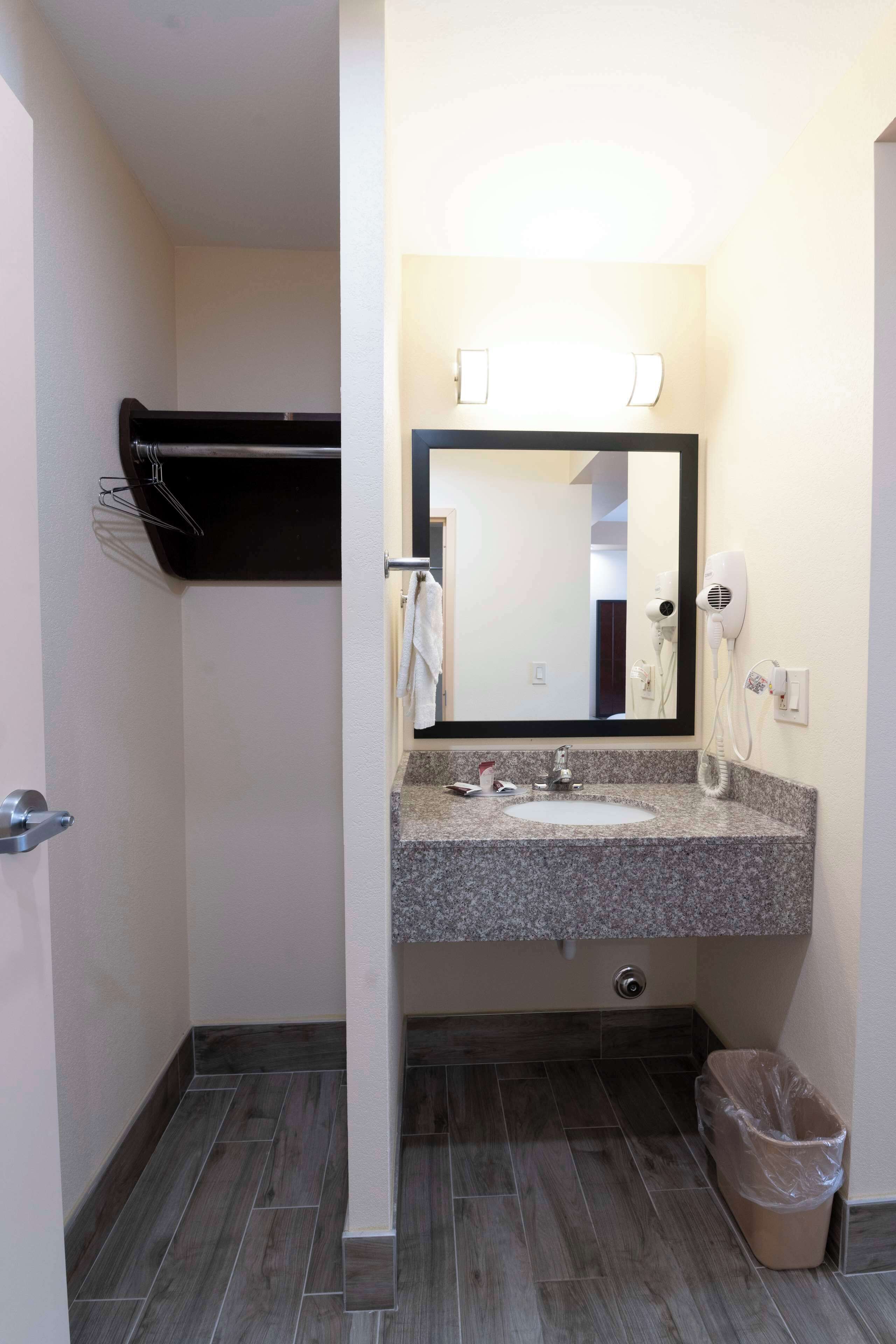 Habitación Deluxe, 2 camas dobles, no fumadores | Servicios del cuarto de baño | Ducha y bañera combinadas y artículos de higiene personal gratuitos