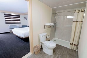Deluxe Room, 1 King Bed, Non Smoking | Bathroom | Combined shower/tub, free toiletries, hair dryer - Knights Inn South Amboy (South Amboy)