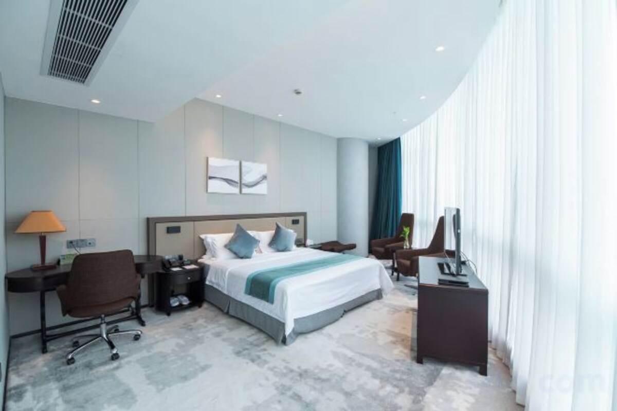 Minibar, in-room safe, desk, iron/ironing board