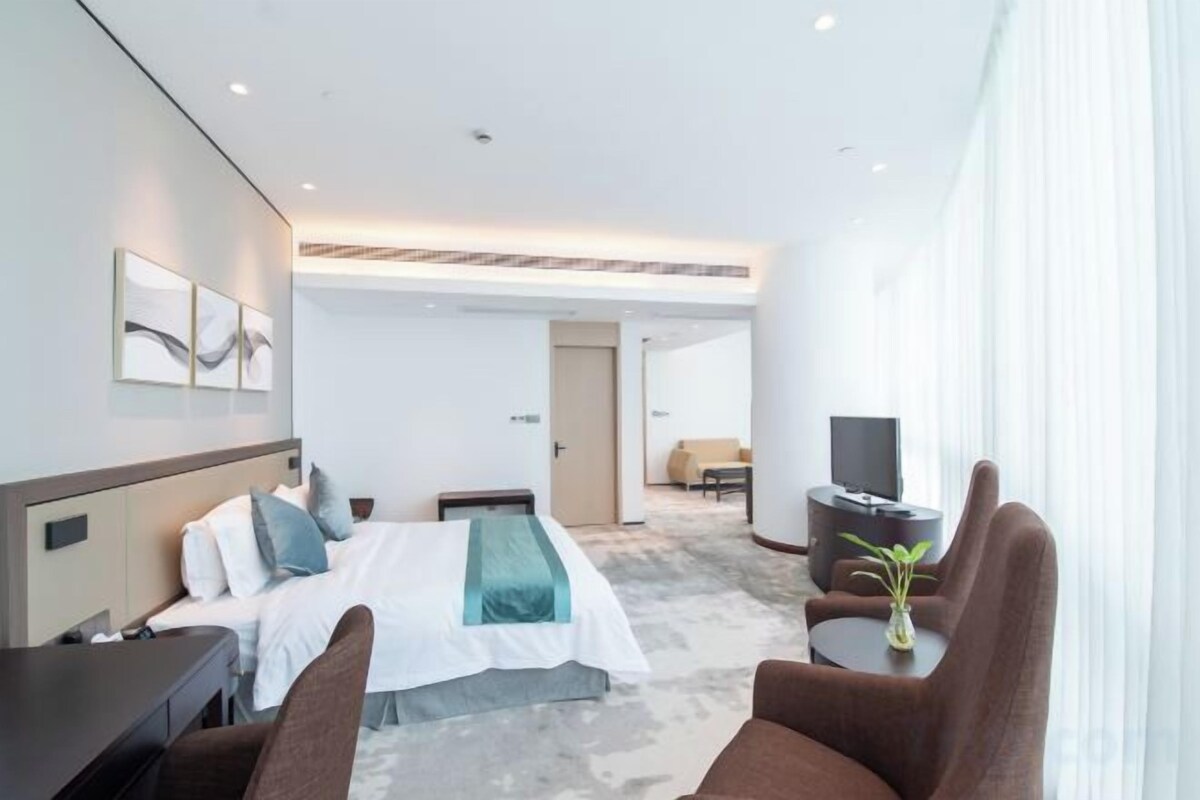 Queen Room With View