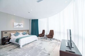 Minibar, in-room safe, desk, iron/ironing board - Ramada Plaza Sino Bay Shanghai (Shanghai)