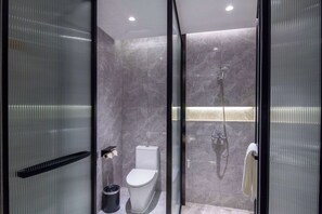 Minibar, in-room safe, desk, iron/ironing board - Ramada Plaza Sino Bay Shanghai (Shanghai)