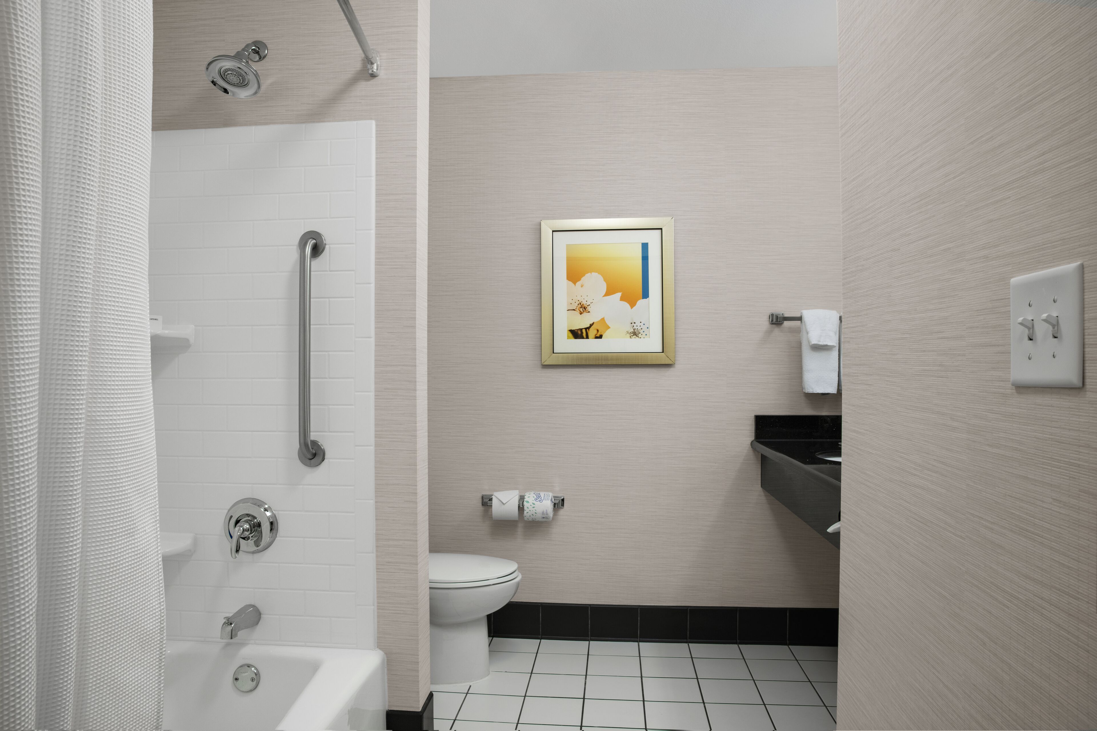 Un bagno moderno con doccia, servizi igienici e lavandino.